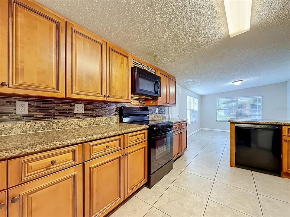 Activo con contrato: $325,000 (3 camas, 2 baños, 2378 Pies cuadrados)