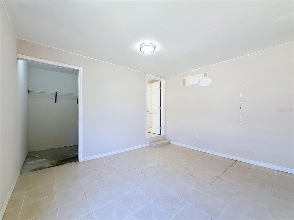 Activo con contrato: $325,000 (3 camas, 2 baños, 2378 Pies cuadrados)