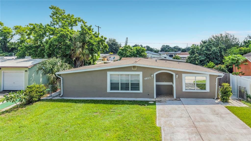 Activo con contrato: $325,000 (3 camas, 2 baños, 2378 Pies cuadrados)