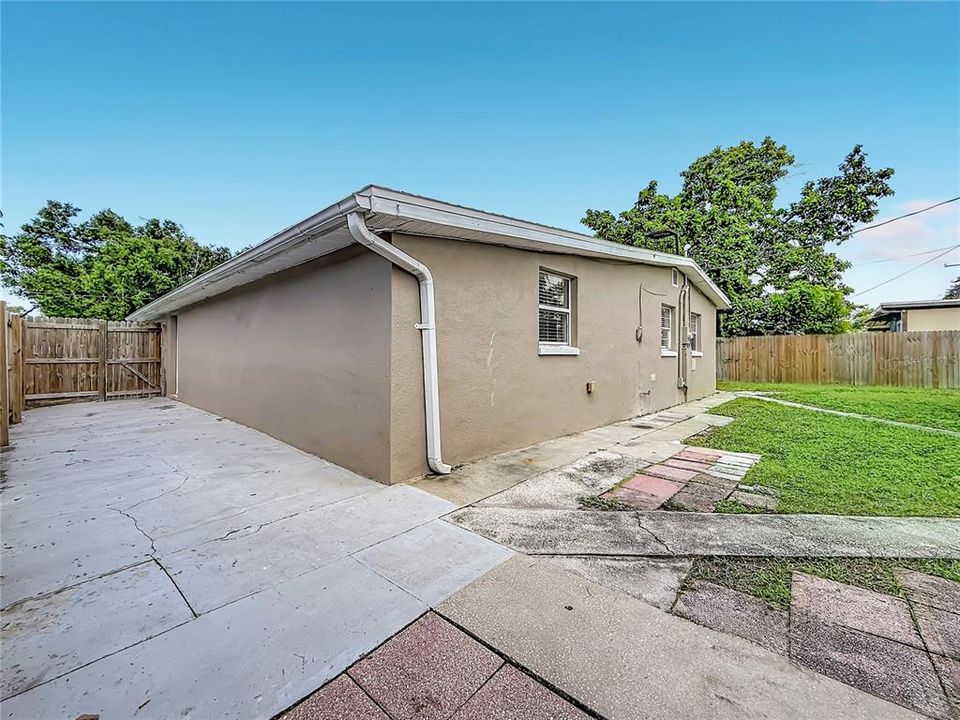 Activo con contrato: $325,000 (3 camas, 2 baños, 2378 Pies cuadrados)