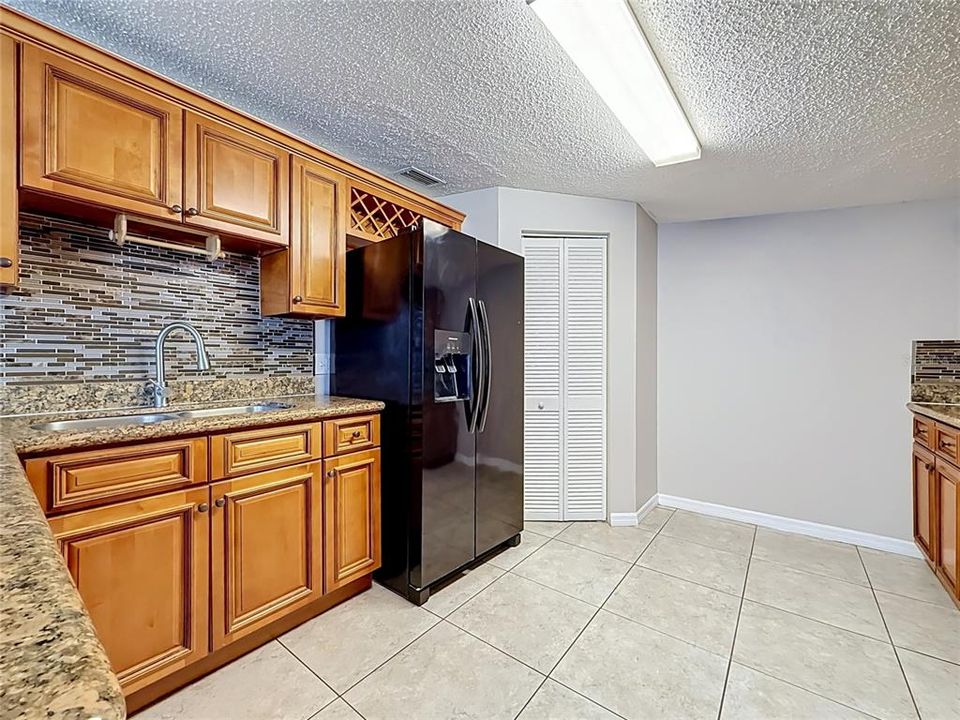 Activo con contrato: $325,000 (3 camas, 2 baños, 2378 Pies cuadrados)