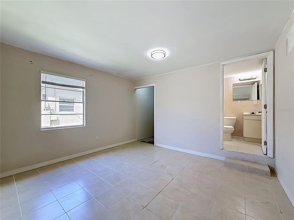 Activo con contrato: $325,000 (3 camas, 2 baños, 2378 Pies cuadrados)