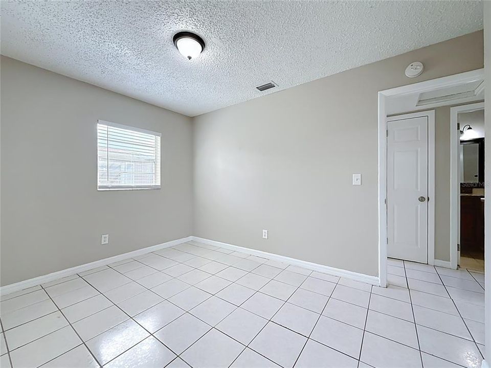 Activo con contrato: $325,000 (3 camas, 2 baños, 2378 Pies cuadrados)