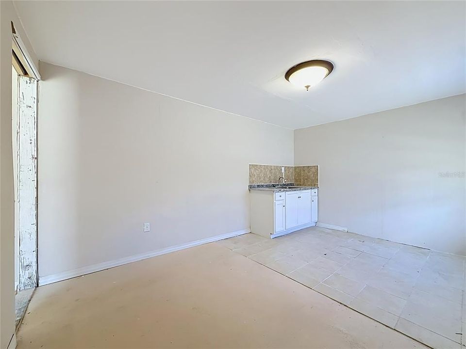 Activo con contrato: $325,000 (3 camas, 2 baños, 2378 Pies cuadrados)