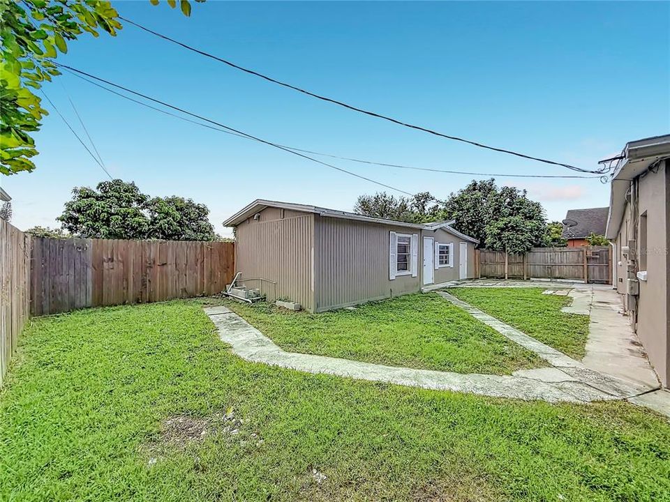 Activo con contrato: $325,000 (3 camas, 2 baños, 2378 Pies cuadrados)