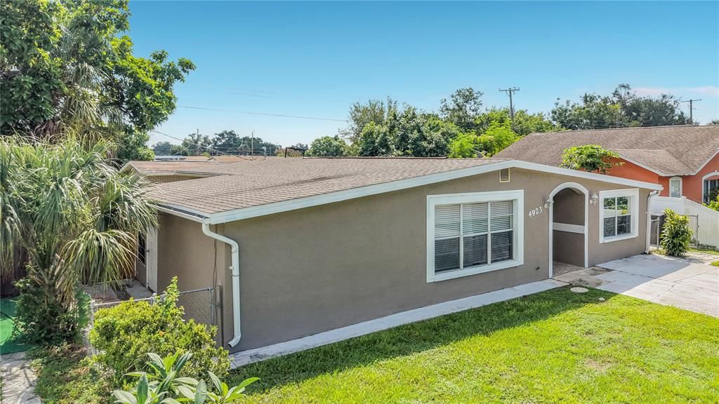 Activo con contrato: $325,000 (3 camas, 2 baños, 2378 Pies cuadrados)