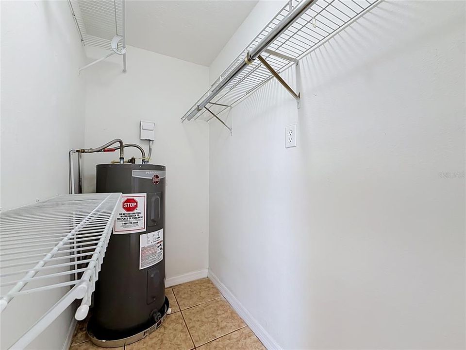 Activo con contrato: $325,000 (3 camas, 2 baños, 2378 Pies cuadrados)