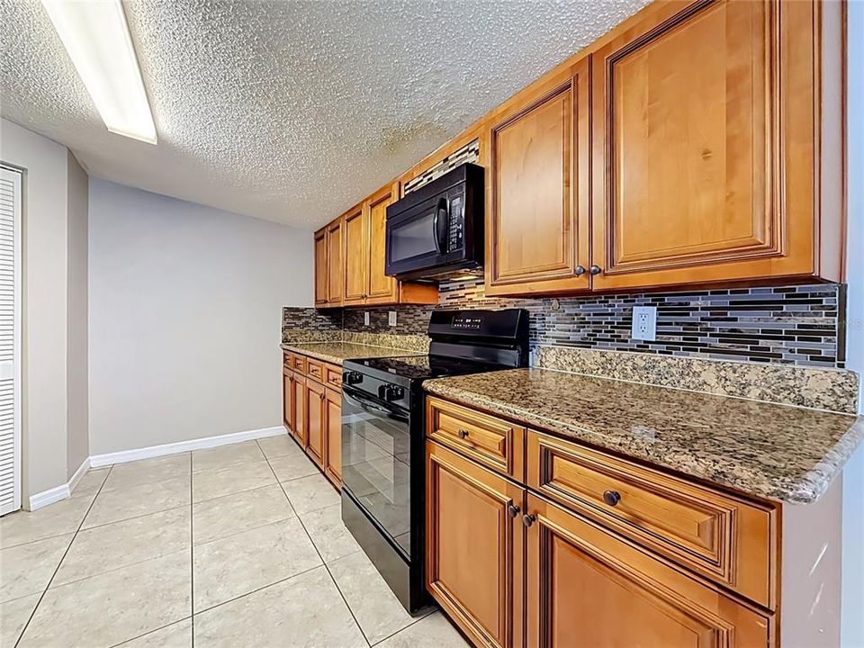 Activo con contrato: $325,000 (3 camas, 2 baños, 2378 Pies cuadrados)