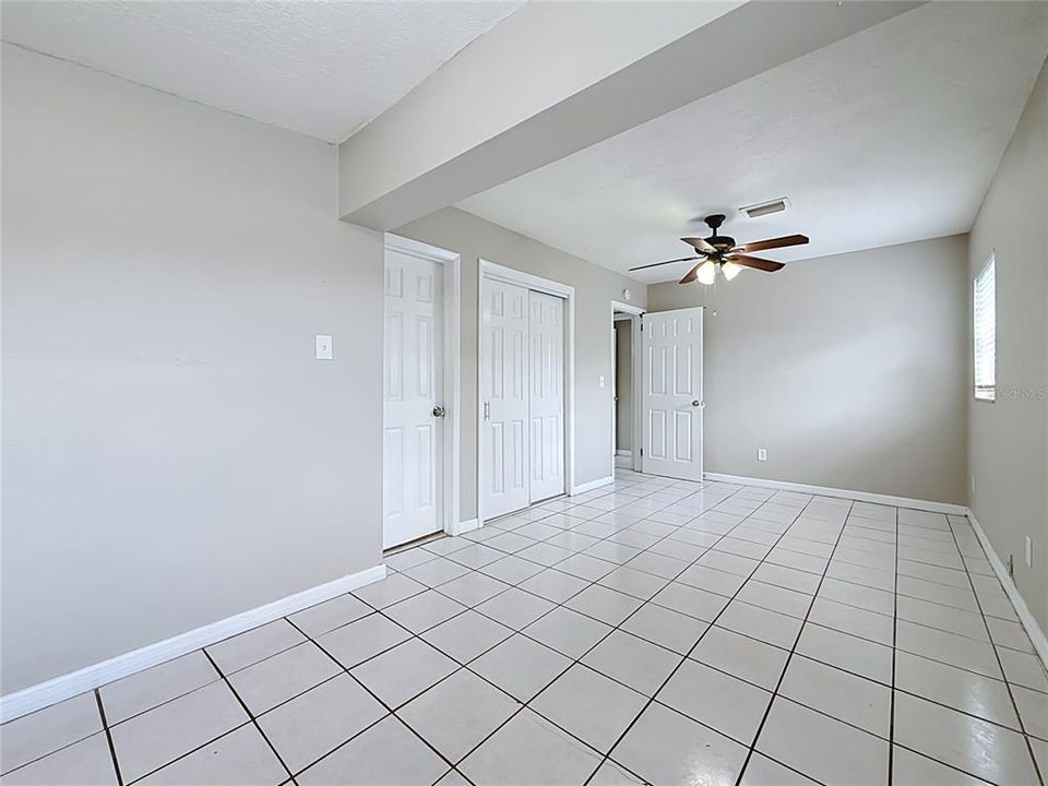 Activo con contrato: $325,000 (3 camas, 2 baños, 2378 Pies cuadrados)