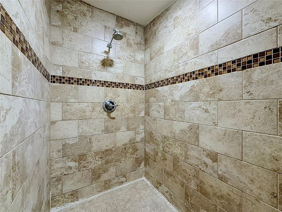 Activo con contrato: $325,000 (3 camas, 2 baños, 2378 Pies cuadrados)