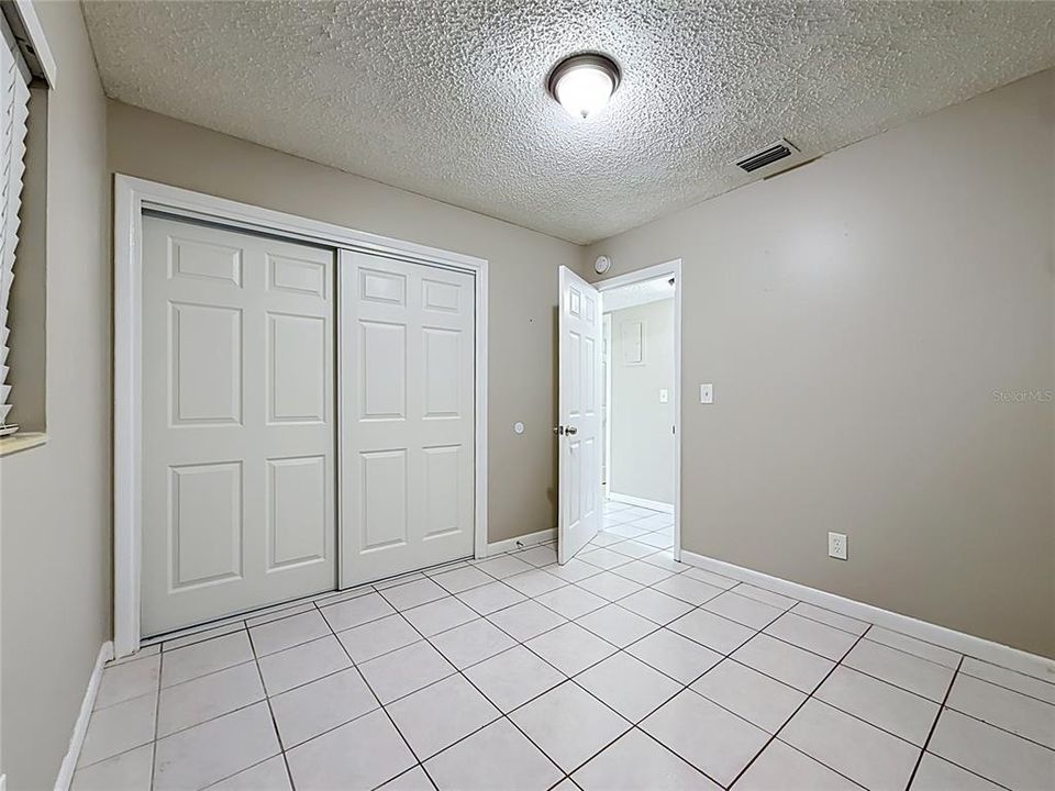 Activo con contrato: $325,000 (3 camas, 2 baños, 2378 Pies cuadrados)