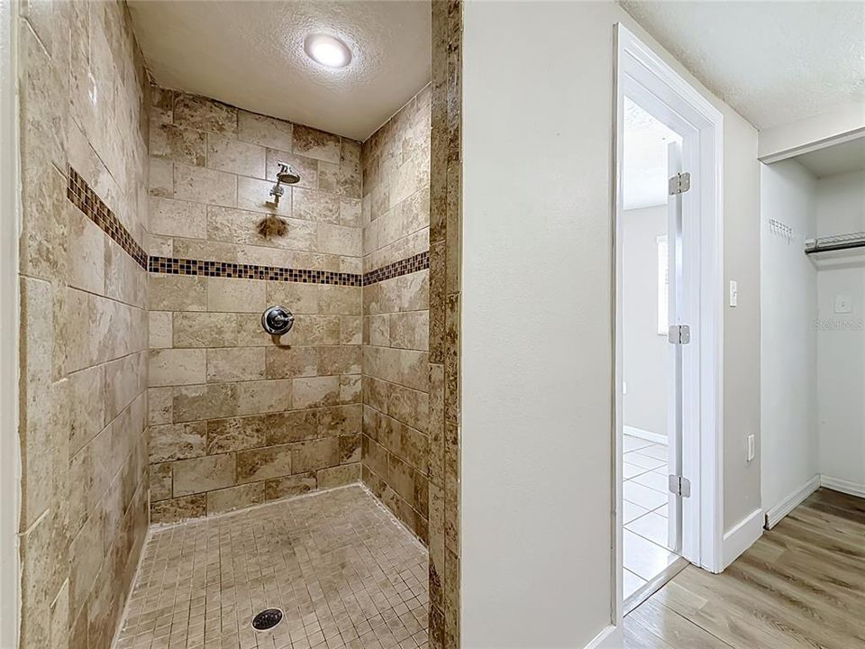 Activo con contrato: $325,000 (3 camas, 2 baños, 2378 Pies cuadrados)