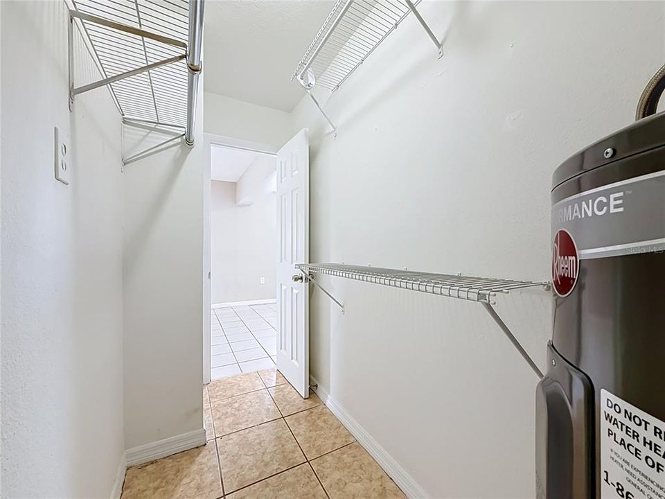 Activo con contrato: $325,000 (3 camas, 2 baños, 2378 Pies cuadrados)
