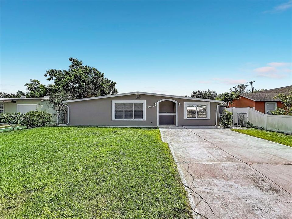 Activo con contrato: $325,000 (3 camas, 2 baños, 2378 Pies cuadrados)