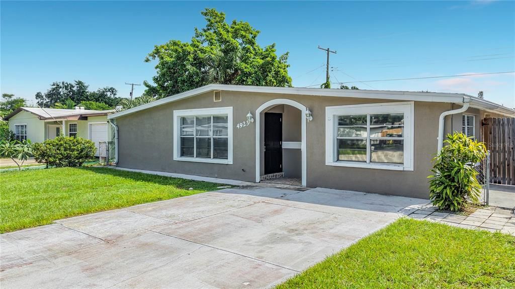 Activo con contrato: $325,000 (3 camas, 2 baños, 2378 Pies cuadrados)
