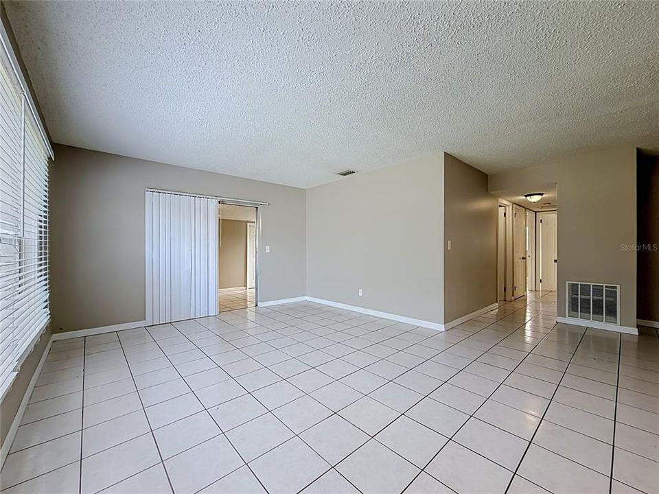 Activo con contrato: $325,000 (3 camas, 2 baños, 2378 Pies cuadrados)