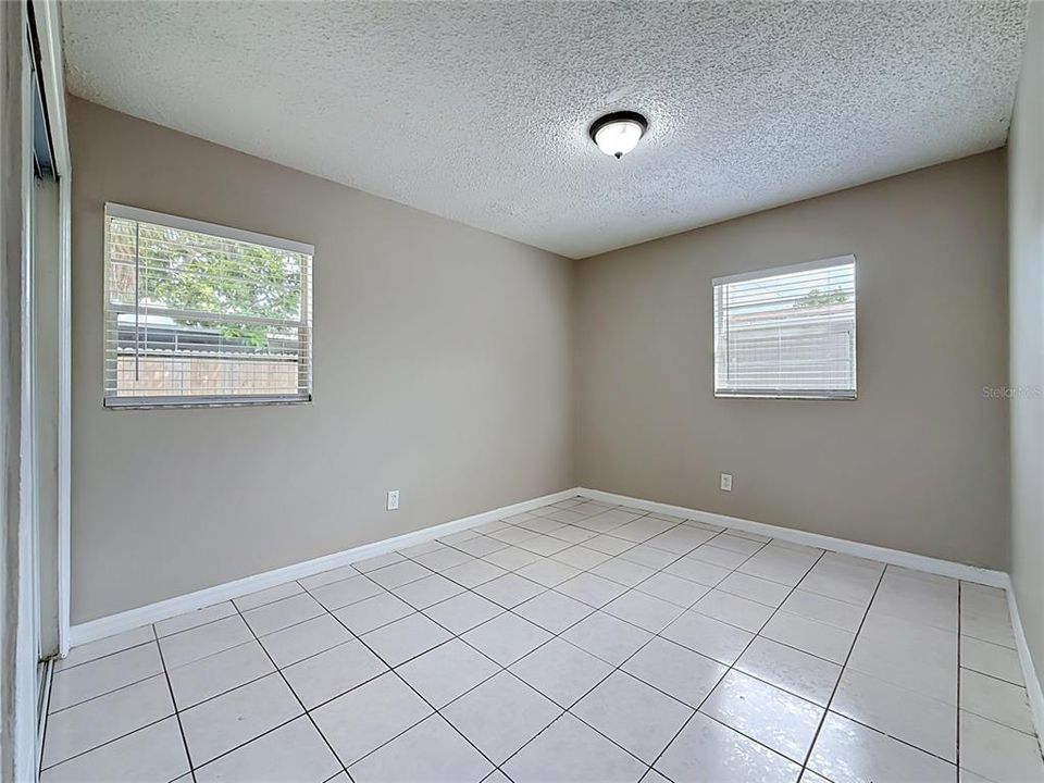 Activo con contrato: $325,000 (3 camas, 2 baños, 2378 Pies cuadrados)