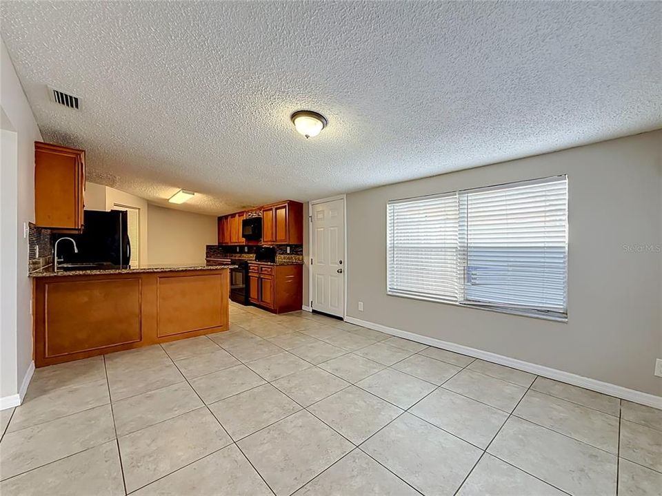 Activo con contrato: $325,000 (3 camas, 2 baños, 2378 Pies cuadrados)