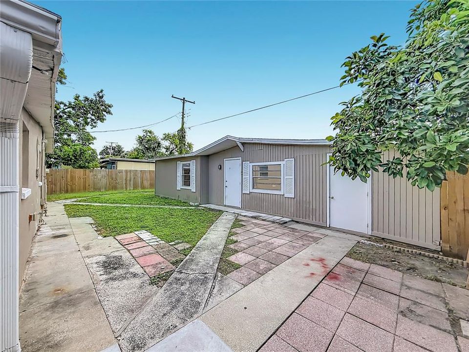 Activo con contrato: $325,000 (3 camas, 2 baños, 2378 Pies cuadrados)