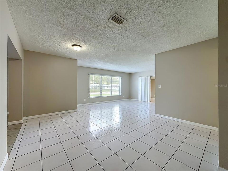 Activo con contrato: $325,000 (3 camas, 2 baños, 2378 Pies cuadrados)