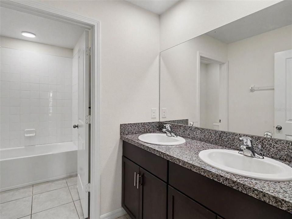 En Venta: $330,000 (5 camas, 2 baños, 2415 Pies cuadrados)