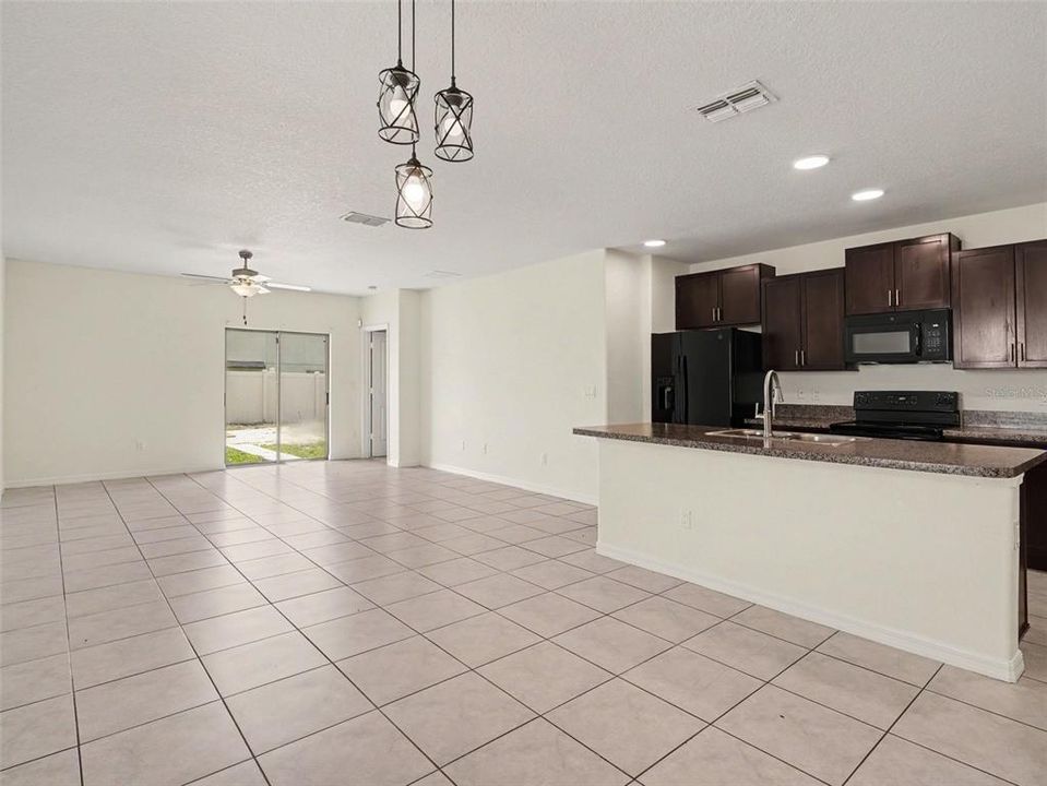 En Venta: $330,000 (5 camas, 2 baños, 2415 Pies cuadrados)
