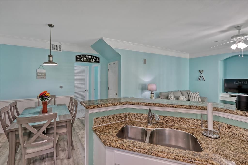 На продажу: $245,000 (2 спален, 2 ванн, 1159 Квадратных фут)