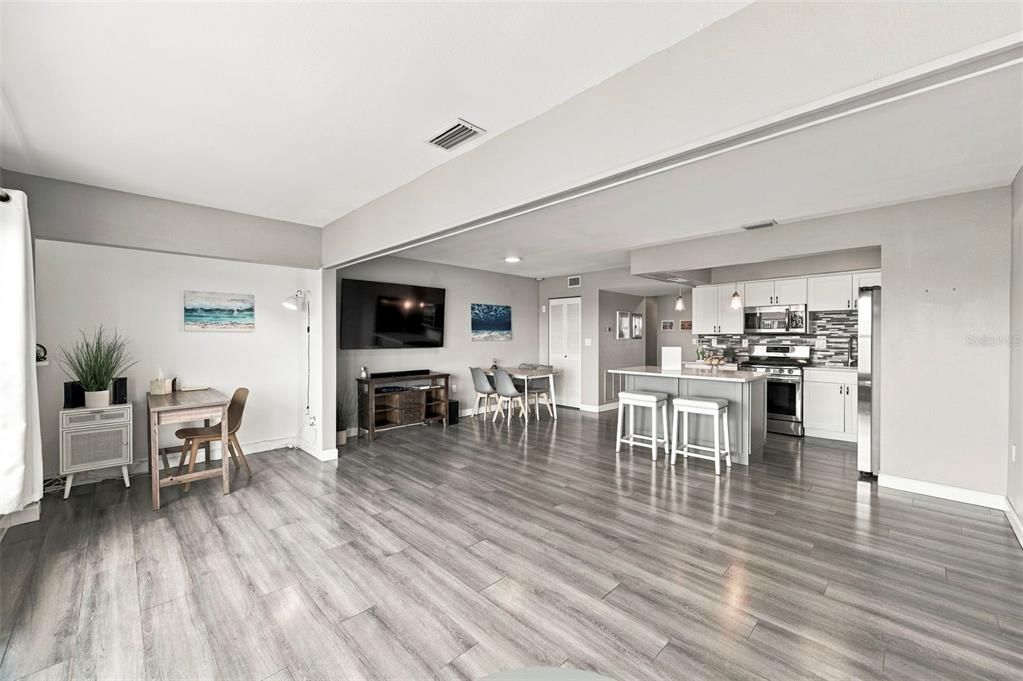 For Sale: $109,500 (1 beds, 1 baths, 790 Square Feet)
