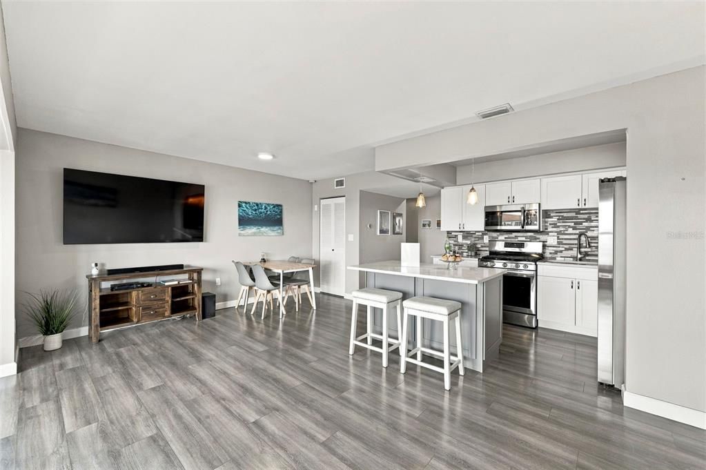 For Sale: $109,500 (1 beds, 1 baths, 790 Square Feet)