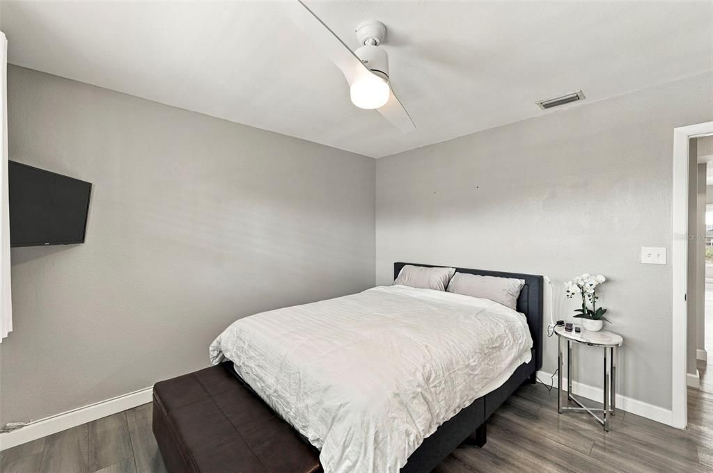 For Sale: $109,500 (1 beds, 1 baths, 790 Square Feet)
