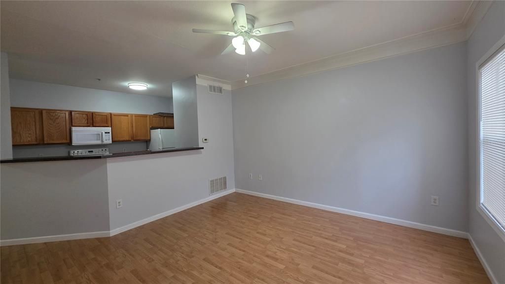 For Rent: $1,300 (1 beds, 1 baths, 794 Square Feet)