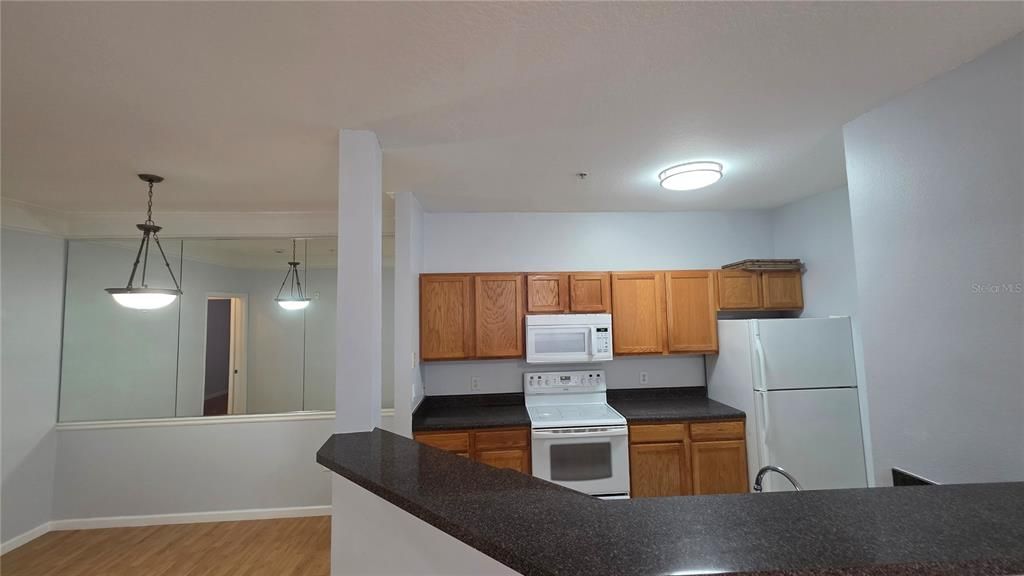 For Rent: $1,300 (1 beds, 1 baths, 794 Square Feet)