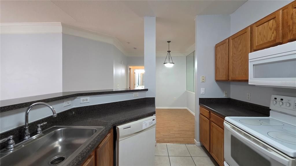 For Rent: $1,300 (1 beds, 1 baths, 794 Square Feet)