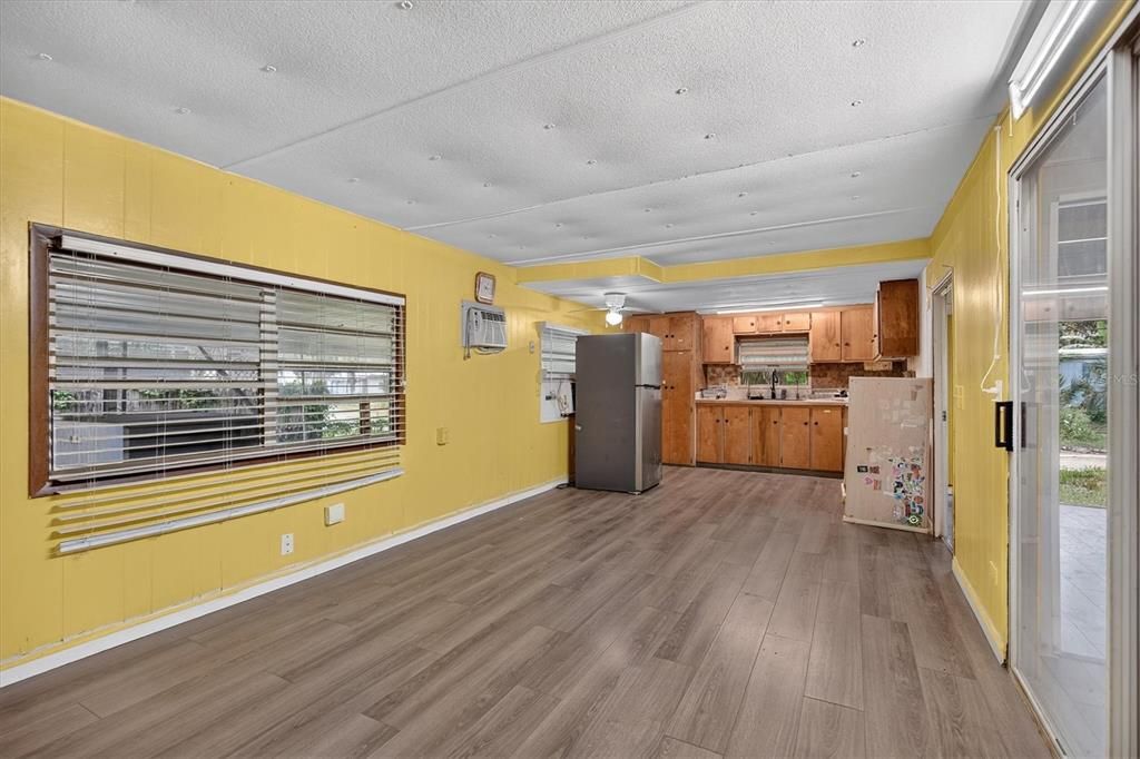 For Sale: $99,000 (2 beds, 1 baths, 672 Square Feet)
