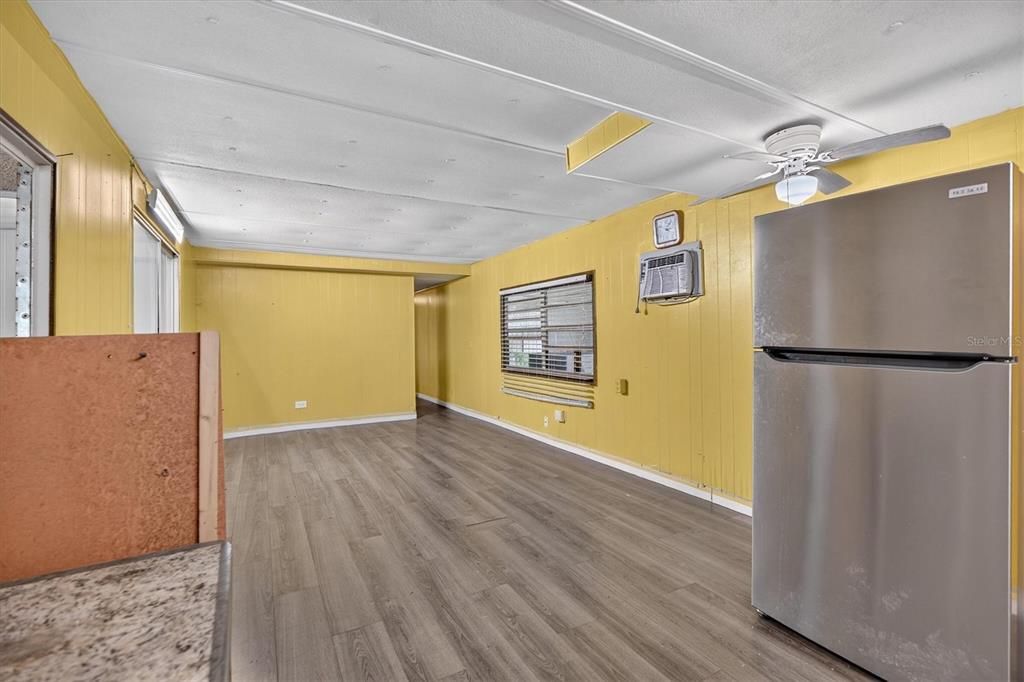 For Sale: $99,000 (2 beds, 1 baths, 672 Square Feet)