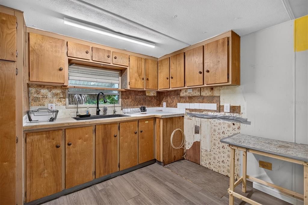 For Sale: $99,000 (2 beds, 1 baths, 672 Square Feet)