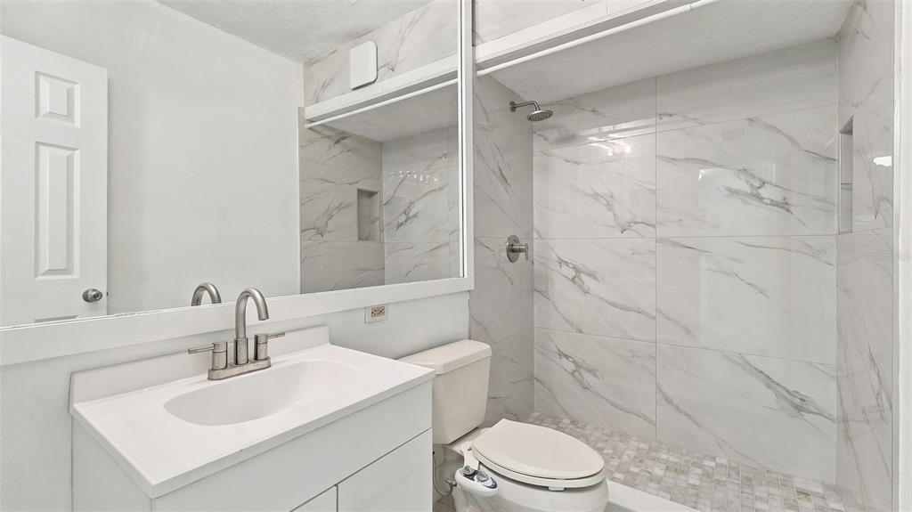На продажу: $539,500 (2 спален, 2 ванн, 882 Квадратных фут)
