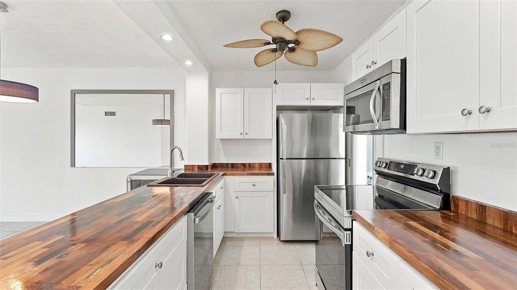 На продажу: $539,500 (2 спален, 2 ванн, 882 Квадратных фут)
