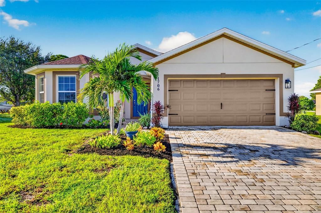 For Sale: $300,000 (3 beds, 2 baths, 1747 Square Feet)
