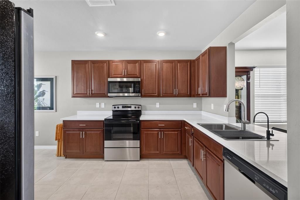 For Sale: $300,000 (3 beds, 2 baths, 1747 Square Feet)