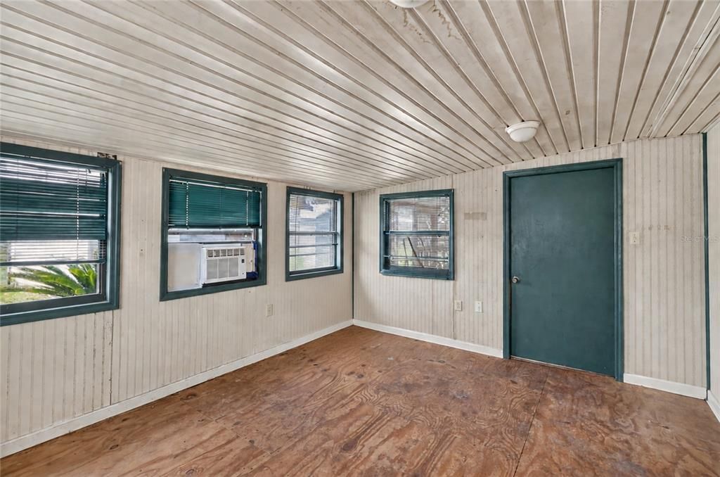 Active With Contract: $165,000 (3 beds, 1 baths, 1421 Square Feet)