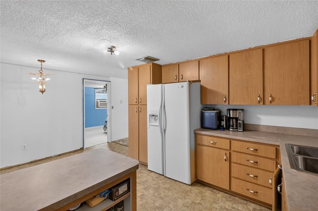 Active With Contract: $165,000 (3 beds, 1 baths, 1421 Square Feet)