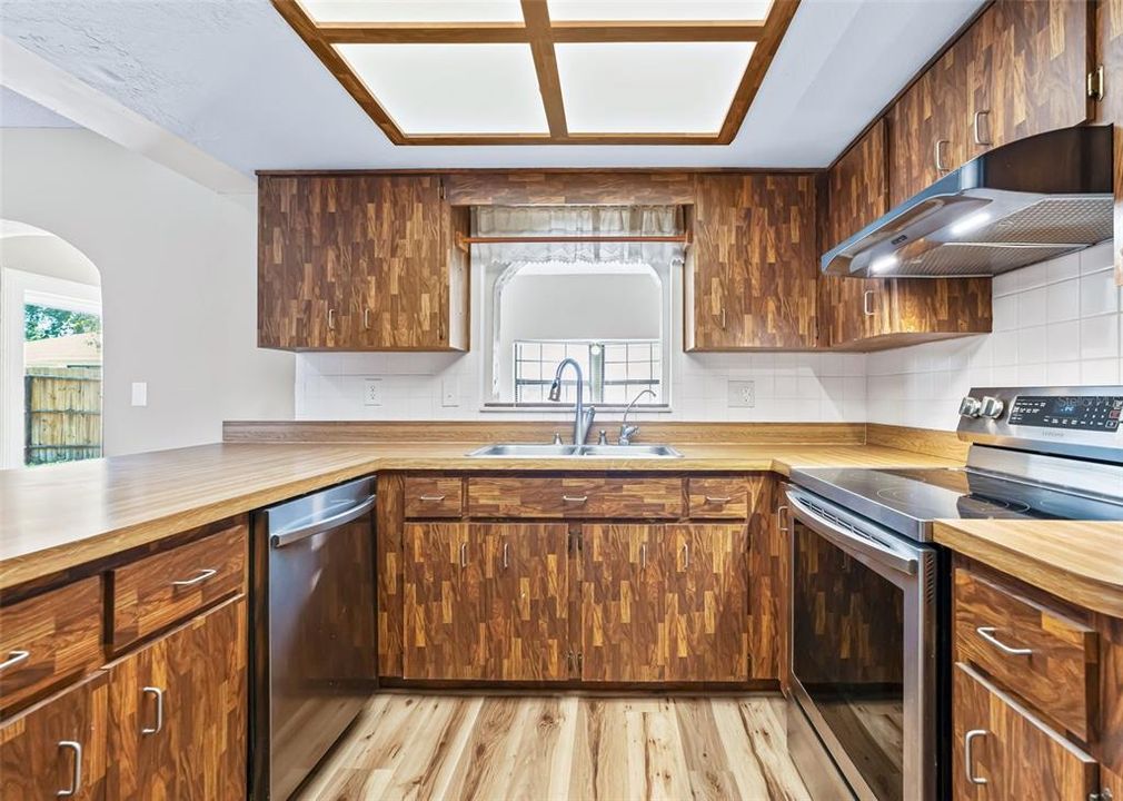For Sale: $234,900 (3 beds, 2 baths, 1441 Square Feet)