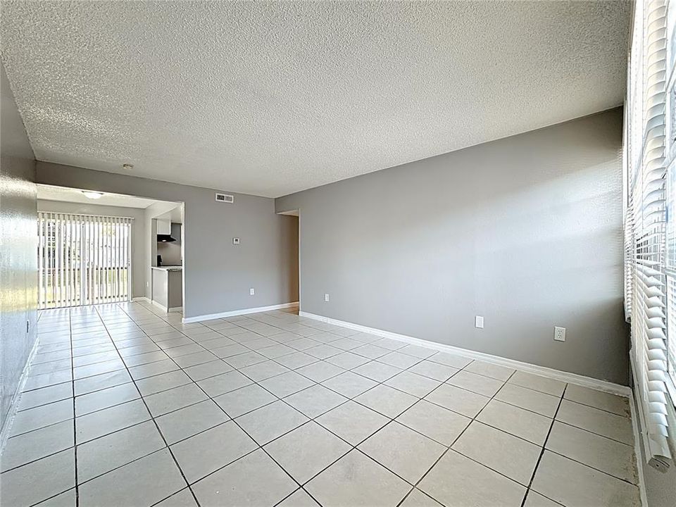 For Sale: $89,900 (2 beds, 1 baths, 992 Square Feet)