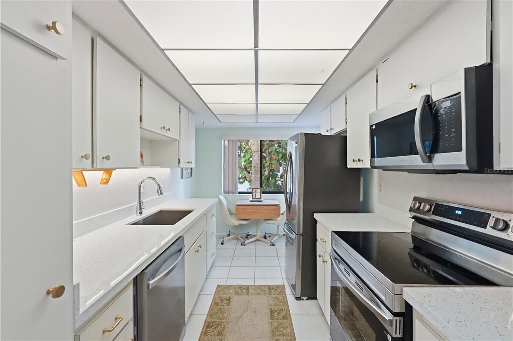 For Sale: $415,000 (2 beds, 2 baths, 934 Square Feet)