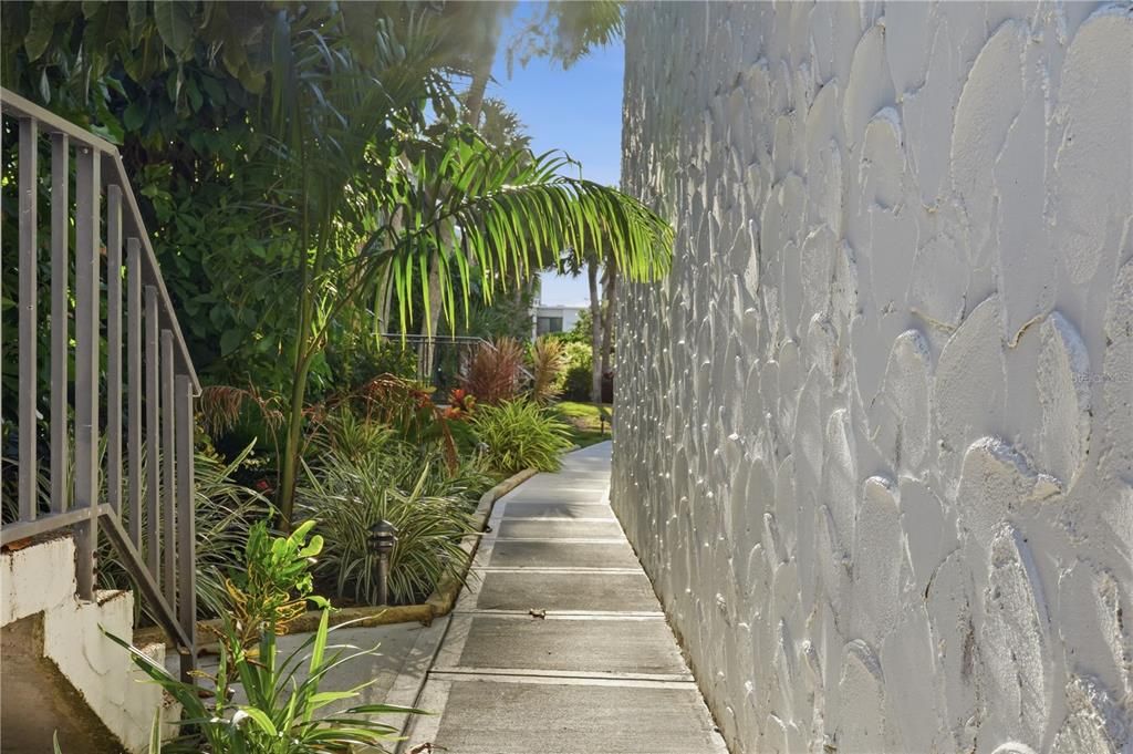 For Sale: $415,000 (2 beds, 2 baths, 934 Square Feet)