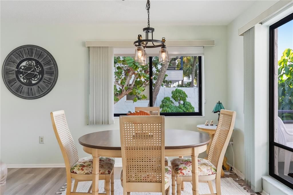 For Sale: $415,000 (2 beds, 2 baths, 934 Square Feet)