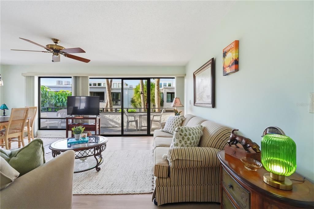 For Sale: $415,000 (2 beds, 2 baths, 934 Square Feet)