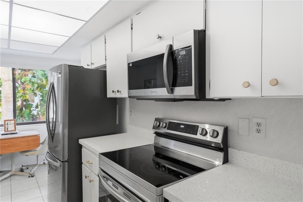 For Sale: $415,000 (2 beds, 2 baths, 934 Square Feet)