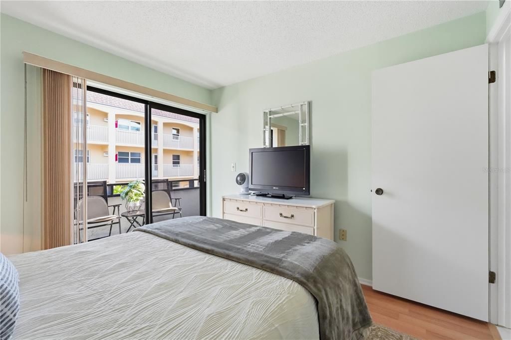 For Sale: $415,000 (2 beds, 2 baths, 934 Square Feet)